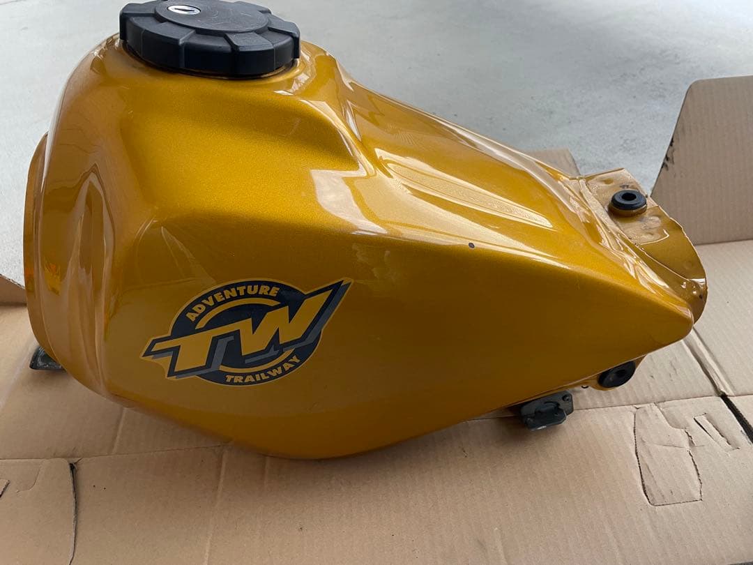 TW200 タンク　ゴールド　凹みなし！美品！タンク内写真追加