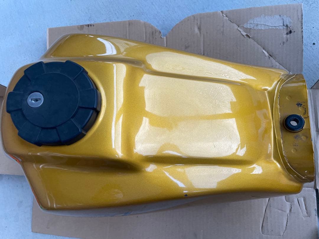 TW200 タンク　ゴールド　凹みなし！美品！タンク内写真追加