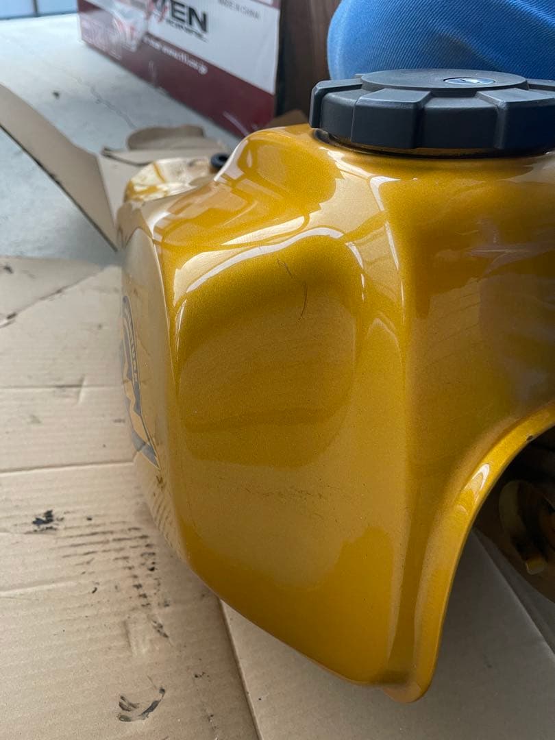 TW200 タンク　ゴールド　凹みなし！美品！タンク内写真追加