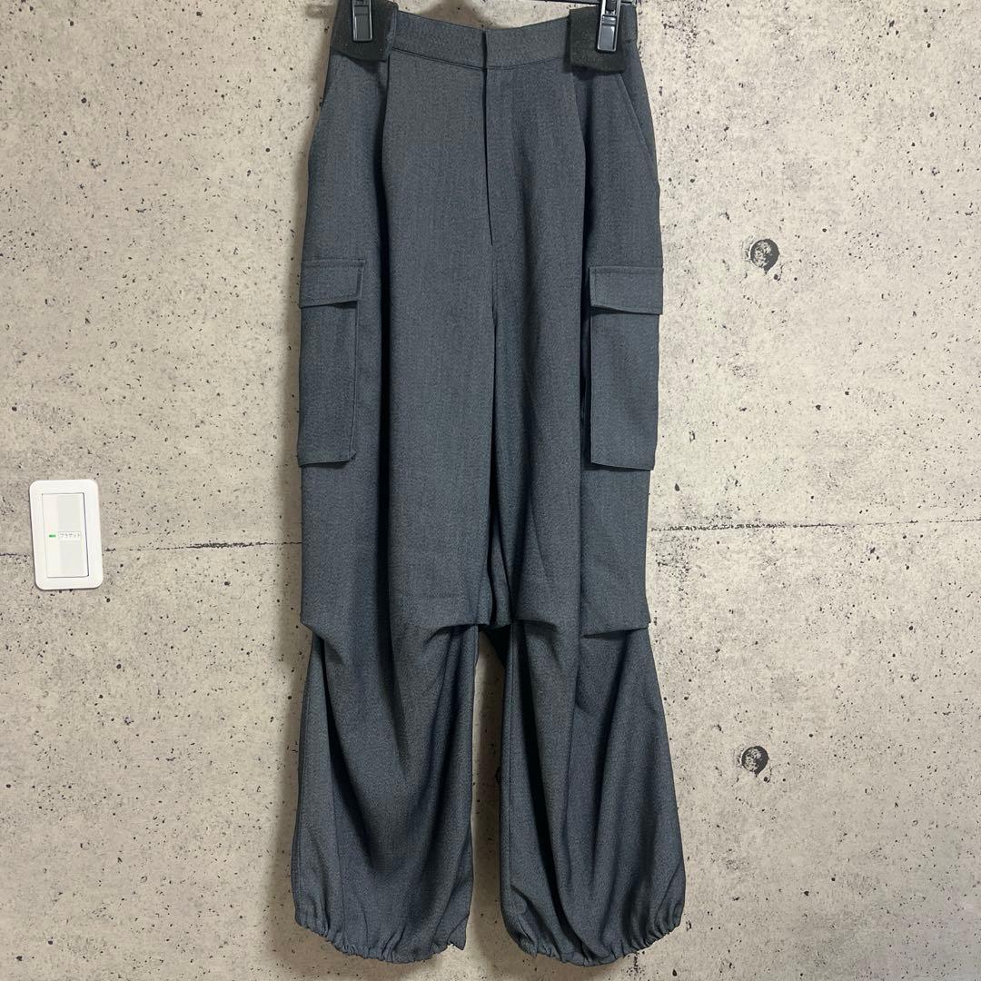 emmi / タックドロストフォルムカーゴパンツ