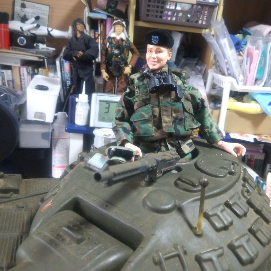 ドラゴン1/6女性兵士と同スケールのスコーピオン軽戦車かシュリダン戦車？のセット