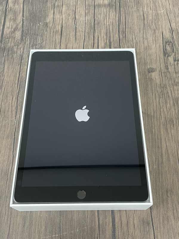 ⑧【美品】iPad Apple 第9世代　Wi-Fiモデル　64GB