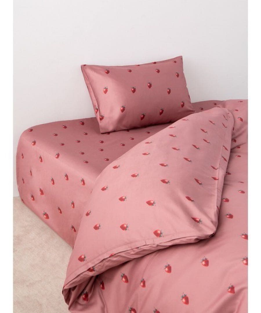 新品⭐︎いちご柄ピンクシーツ3点セット（おまけ付き）