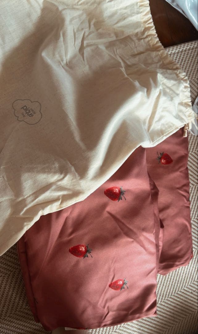 新品⭐︎いちご柄ピンクシーツ3点セット（おまけ付き）