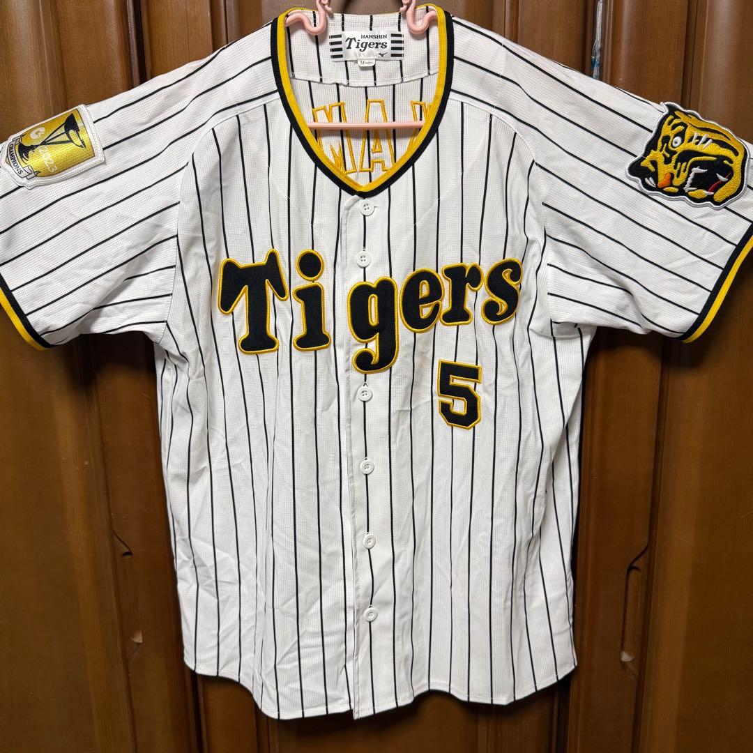 阪神タイガース2023優勝記念チャンピオンエンブレム付きユニフォーム　近本