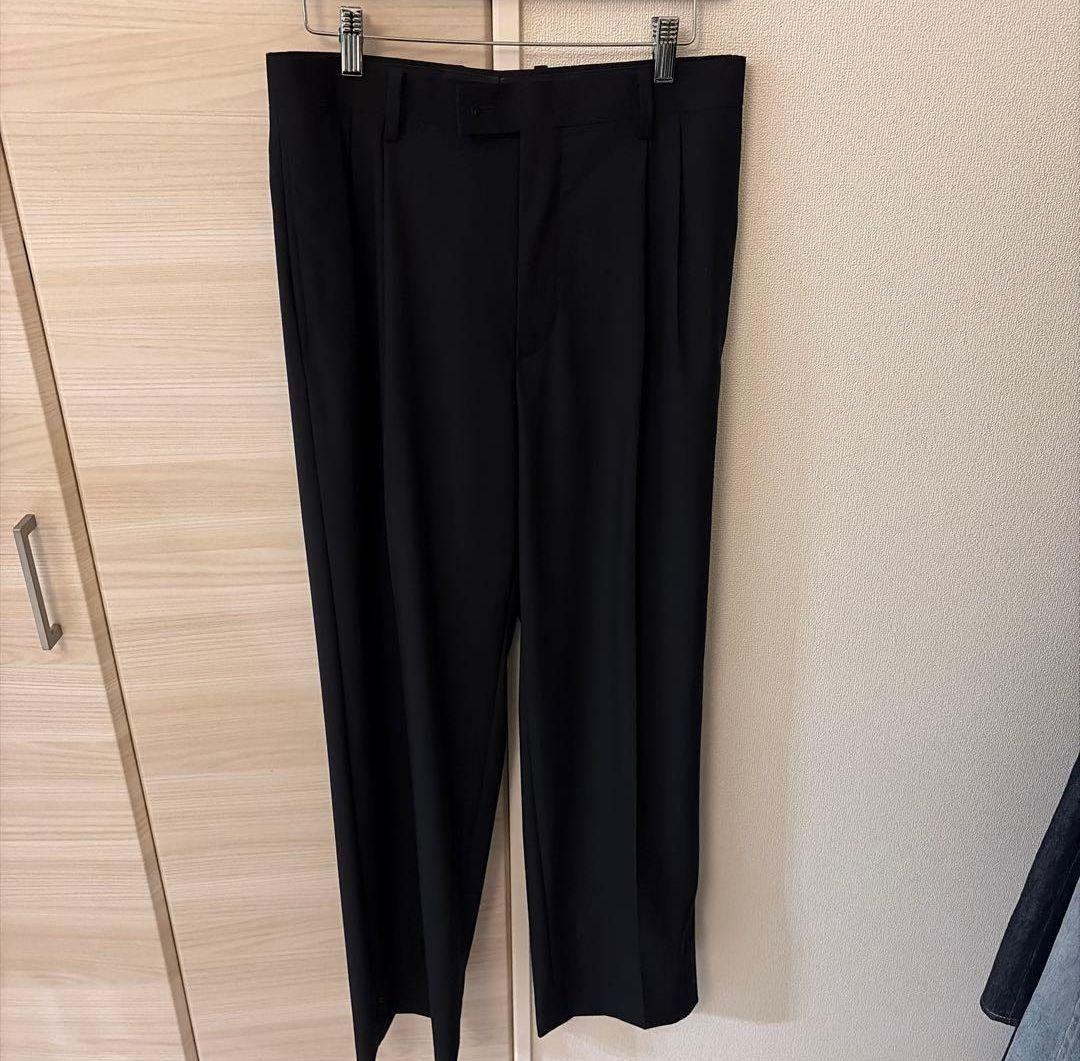 パンツ SUPER FINE TROPICAL WOOL TWO-TUCK SLACKS