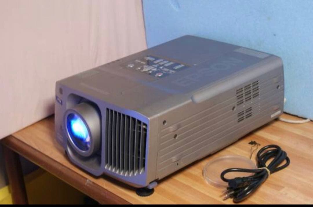 エプソン EＭP-8300 高輝度 ★5200ルーメン★ ランプ使用21時間