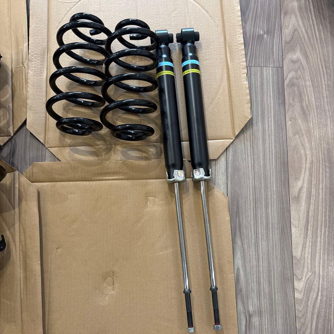 80系ノア、ヴォクシー、エスクァイア　新車外し純正サスペンションセット