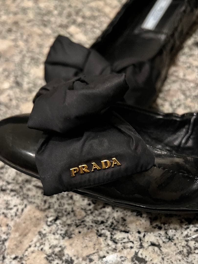 r*i様 PRADA ブラック フラットシューズ リボン付き エナメル 23.5
