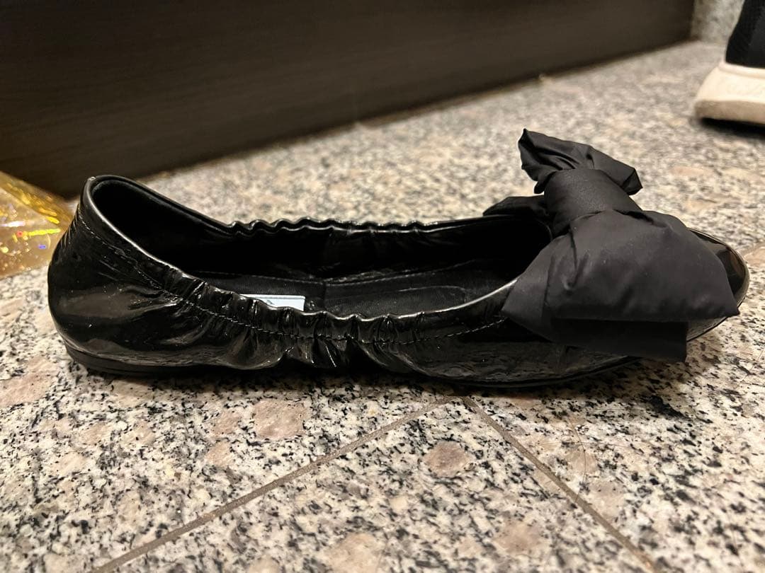 r*i様 PRADA ブラック フラットシューズ リボン付き エナメル 23.5