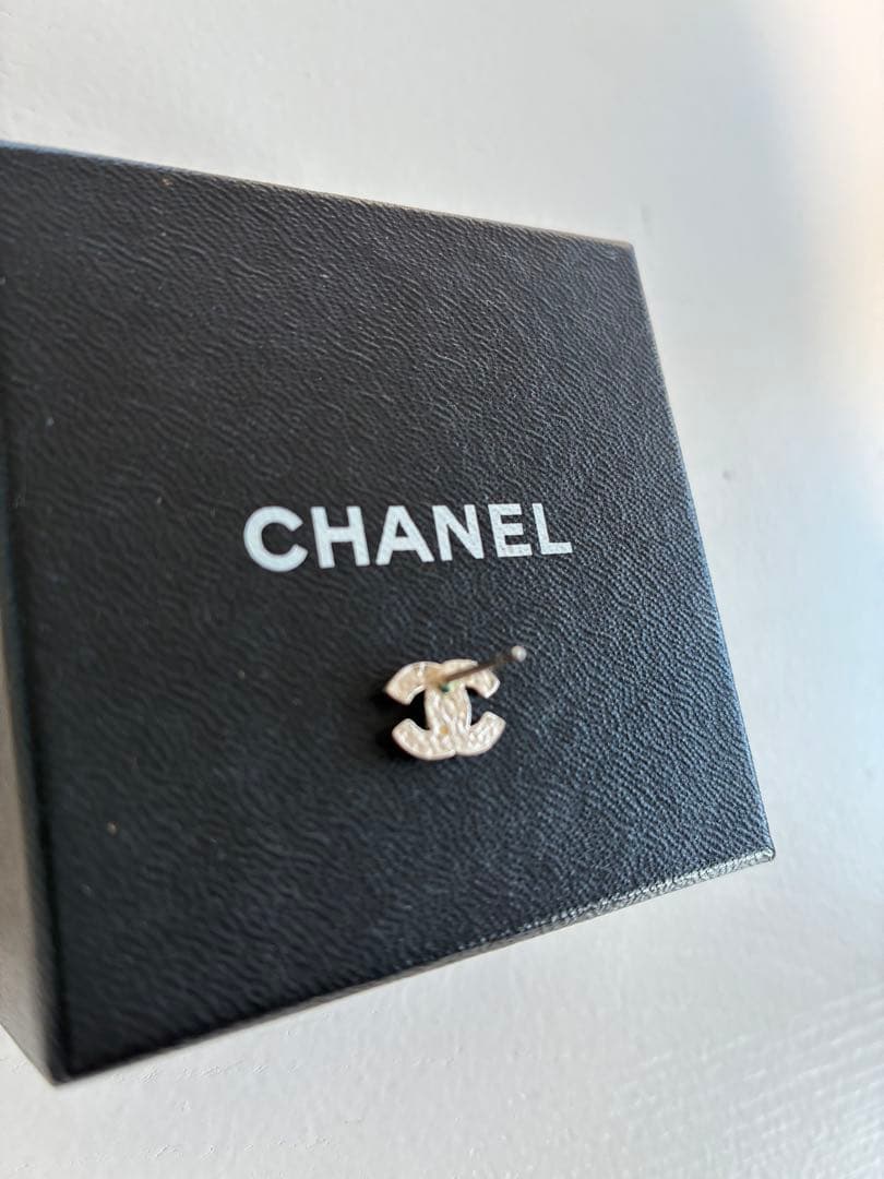 CHANEL シルバー ロゴピアス　（片耳のみ）