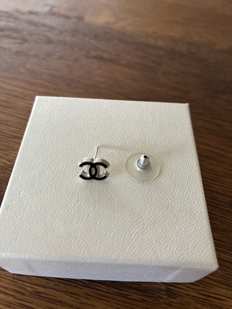 CHANEL シルバー ロゴピアス　（片耳のみ）