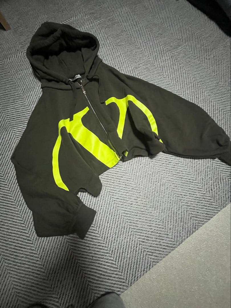 美品⭐︎VALENTINOのフルジップパーカー　カーキ