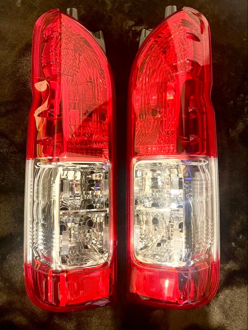 美品 ハイエース8型 純正テールランプ 新車外し 電球無し