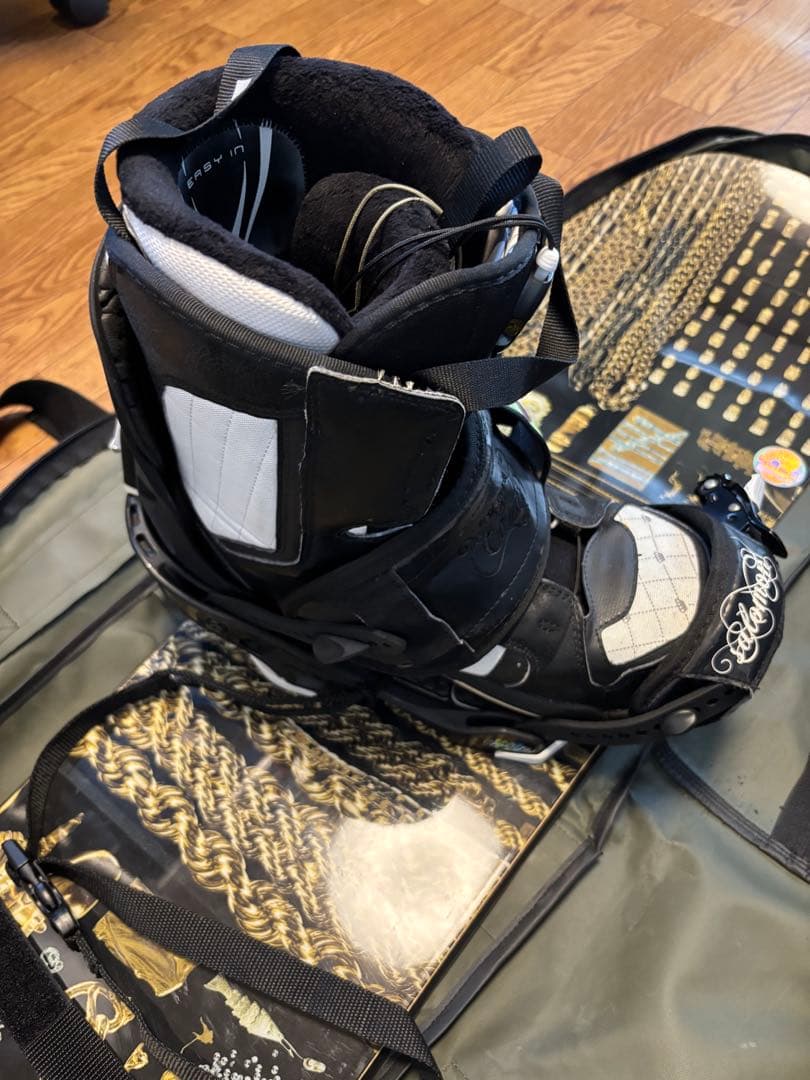 スノーボード（Burton）とビンディング、ブーツ（salomon）ケース付き