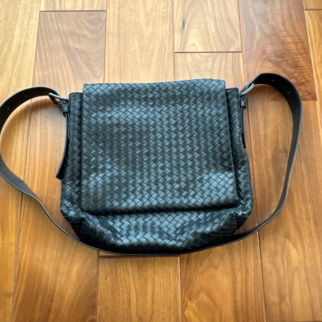 ボッテガヴェネタ　イントレチャートブラック メッセンジャーバッグ