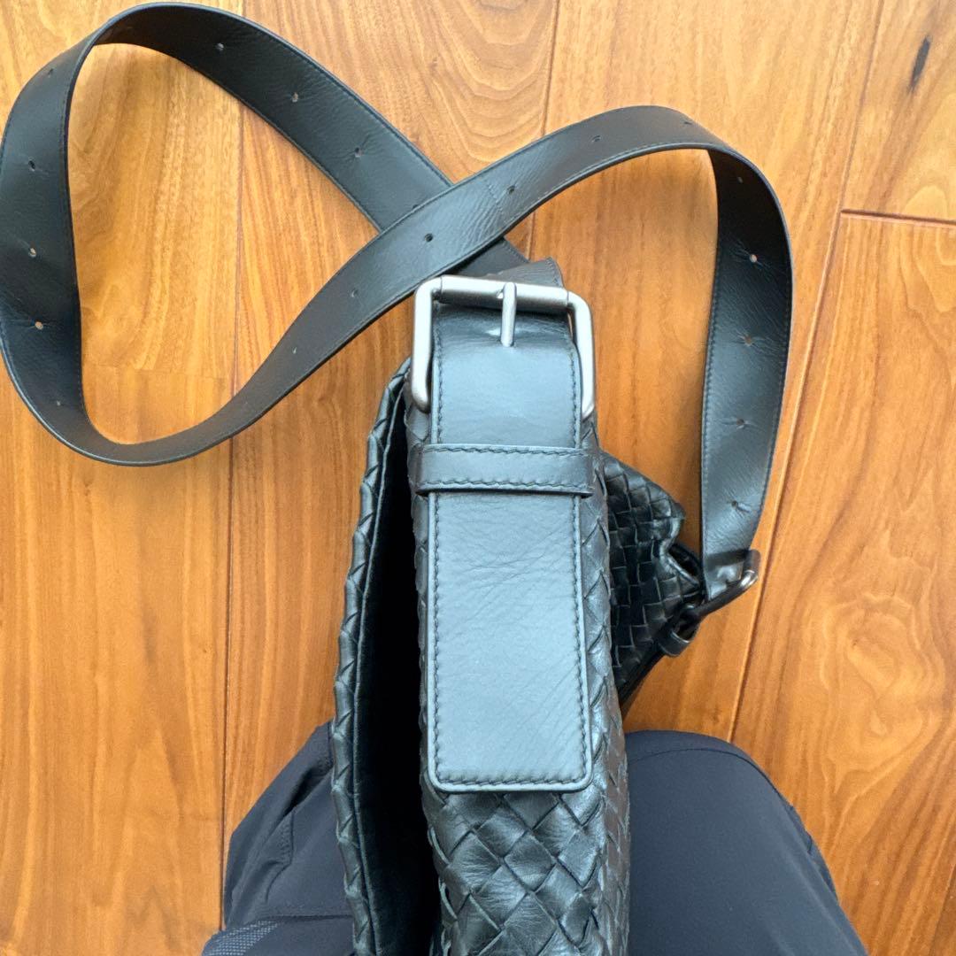 ボッテガヴェネタ　イントレチャートブラック メッセンジャーバッグ