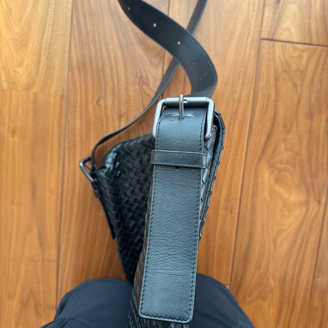 ボッテガヴェネタ　イントレチャートブラック メッセンジャーバッグ