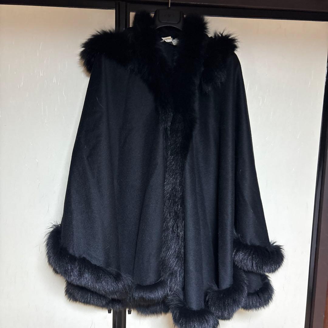 ブラックファー付きケープ