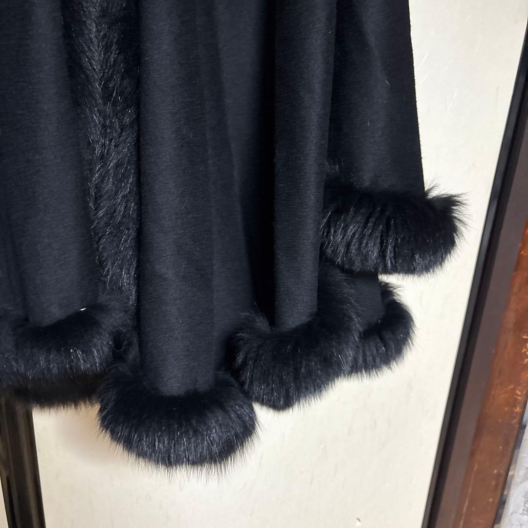 ブラックファー付きケープ