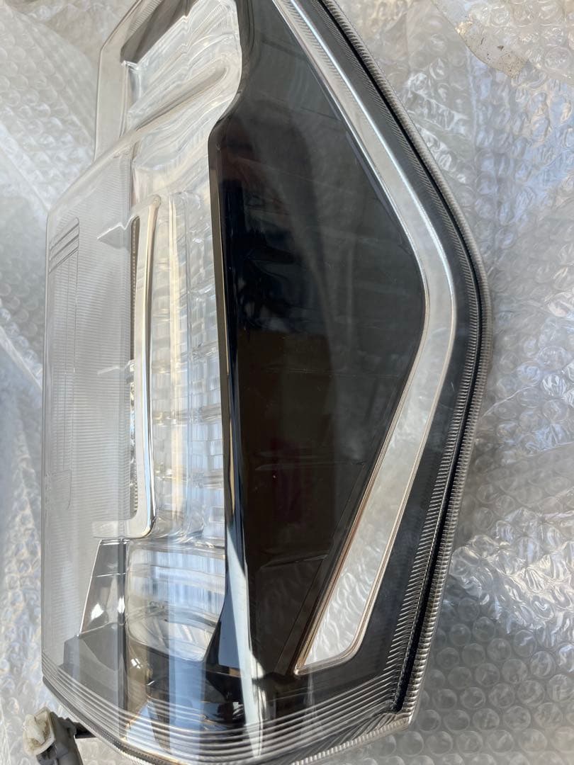 la600s タント　　後期テールランプ　右