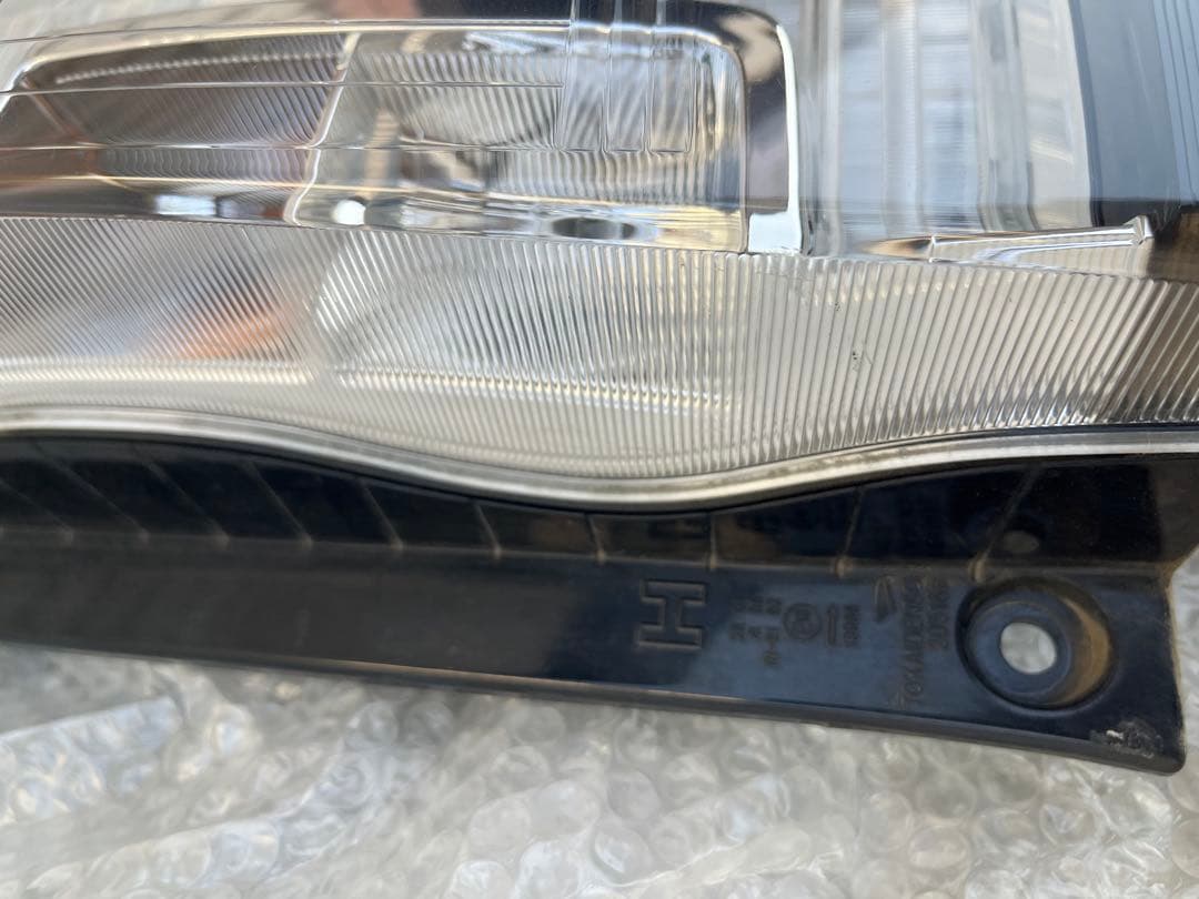 la600s タント　　後期テールランプ　右