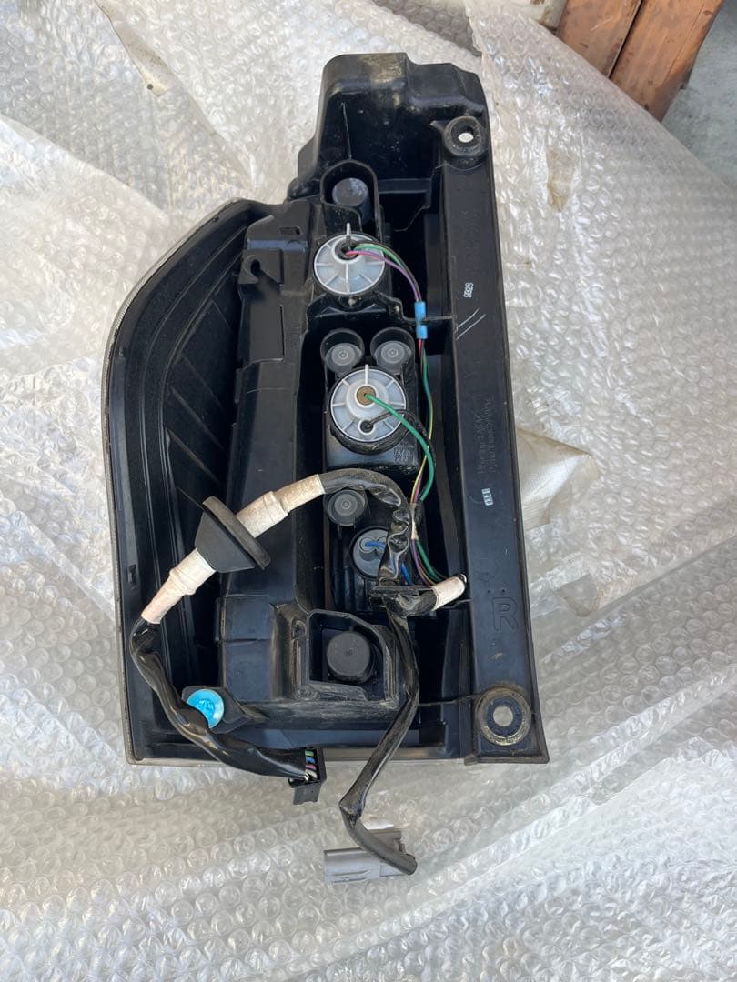 la600s タント　　後期テールランプ　右