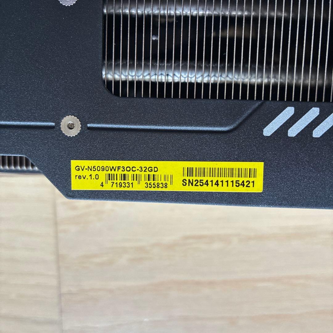 gigabyte グラボ 5090 ヒートシンク　3連ファン　バックプレート