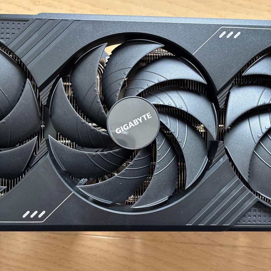 gigabyte グラボ 5090 ヒートシンク　3連ファン　バックプレート