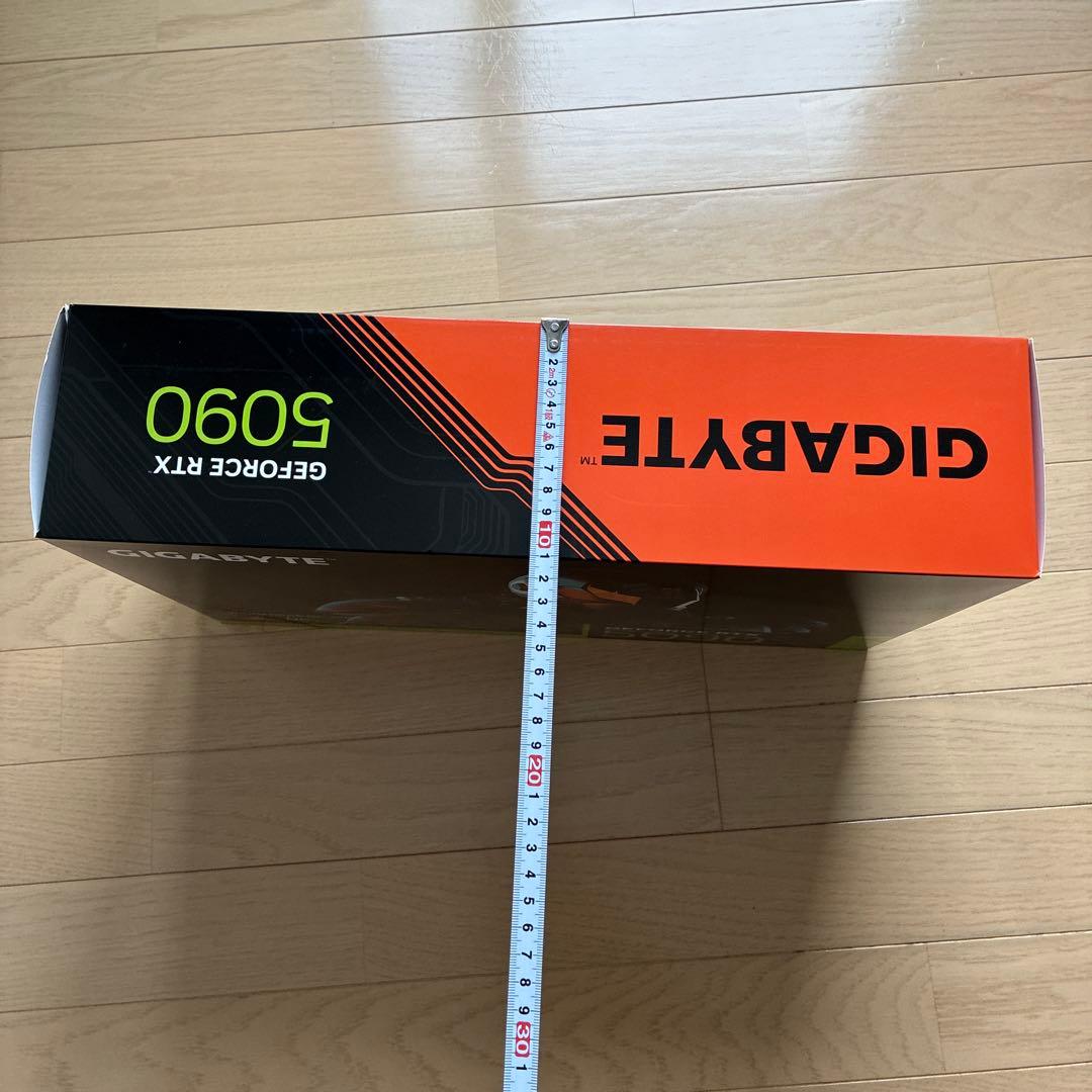 gigabyte グラボ 5090 ヒートシンク　3連ファン　バックプレート