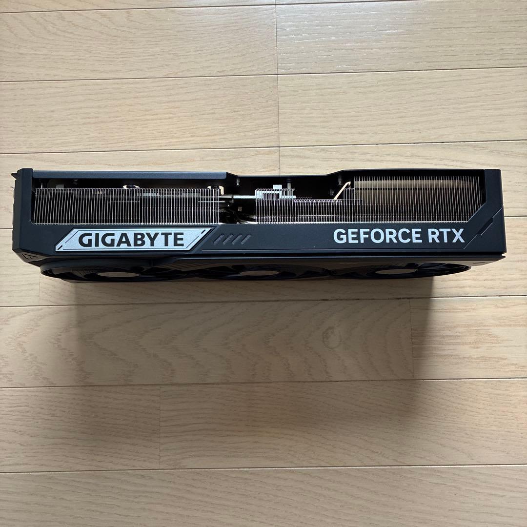 gigabyte グラボ 5090 ヒートシンク　3連ファン　バックプレート