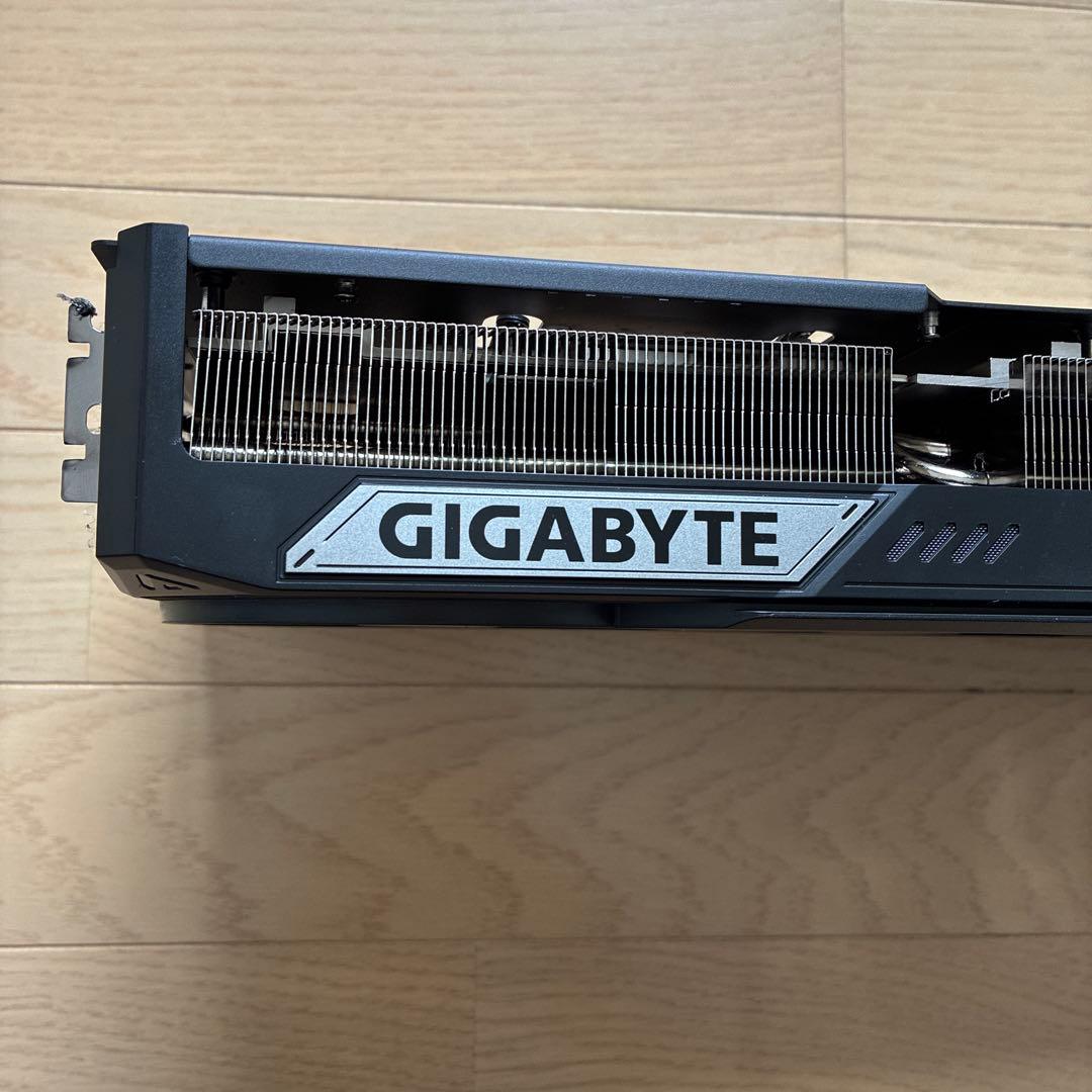 gigabyte グラボ 5090 ヒートシンク　3連ファン　バックプレート