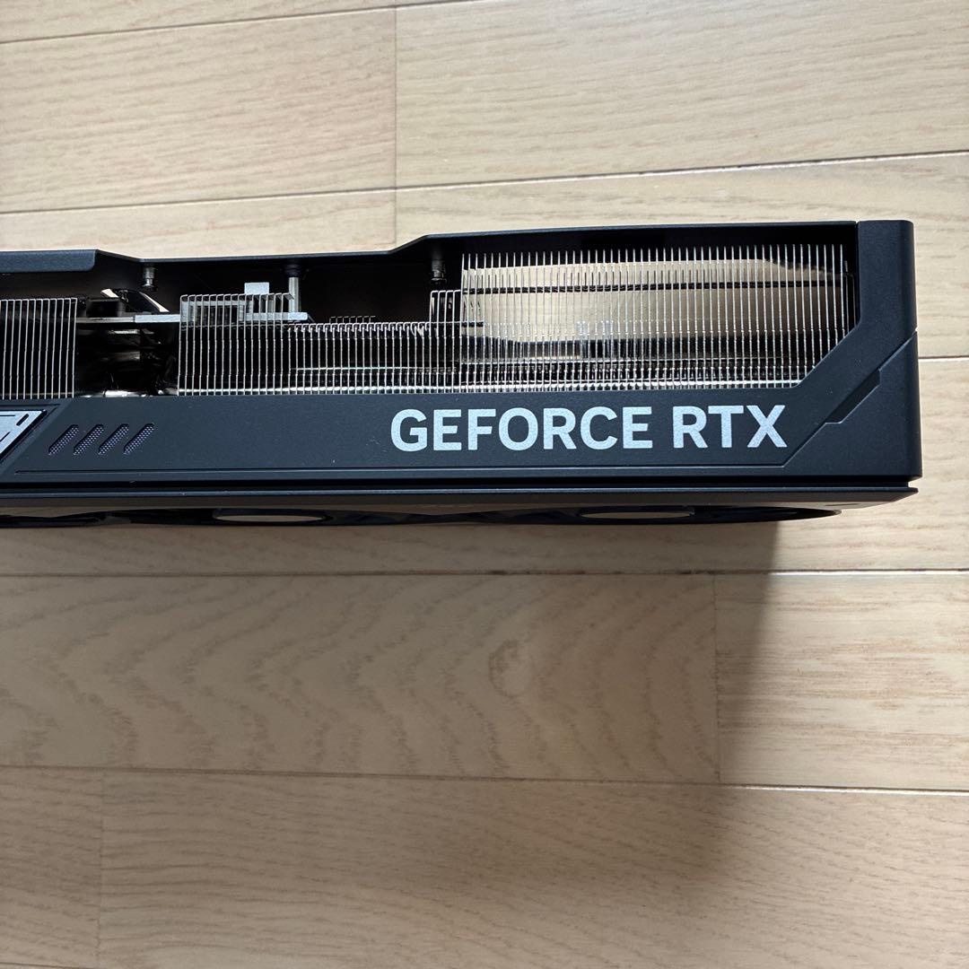 gigabyte グラボ 5090 ヒートシンク　3連ファン　バックプレート