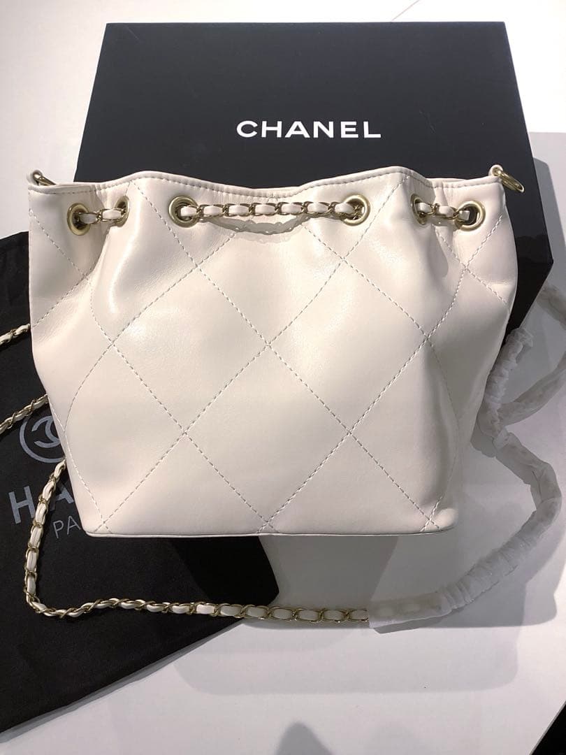 シャネル　ゴールドトーンチャームスモールバケットバッグ　ホワイト　ノベルティ