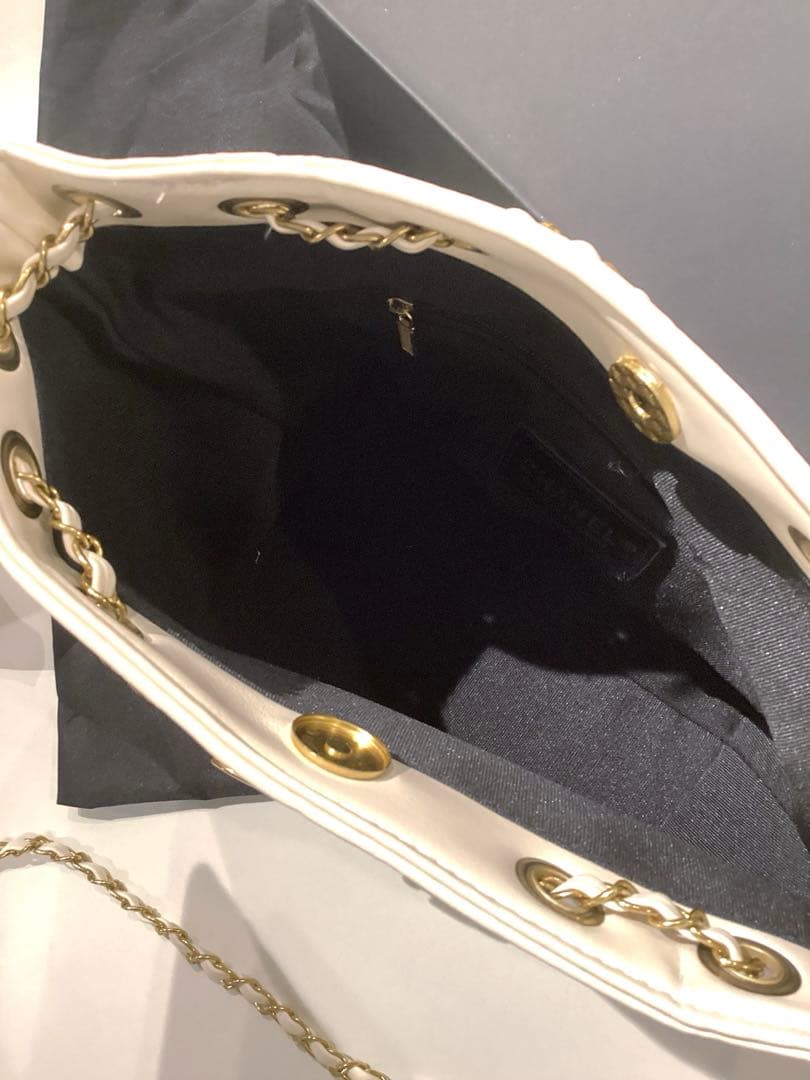 シャネル　ゴールドトーンチャームスモールバケットバッグ　ホワイト　ノベルティ