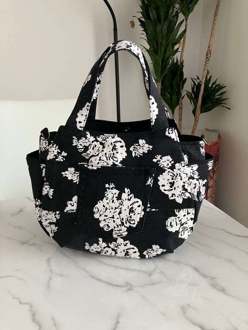 793 にさおり黒と白花柄デニムリメイクバック　ハンドメイド2点