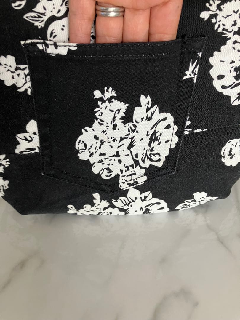 793 にさおり黒と白花柄デニムリメイクバック　ハンドメイド2点