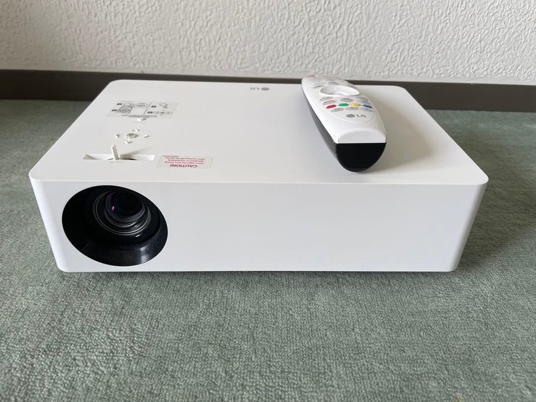 LG Cine Beam HU70LS 4K対応プロジェクター