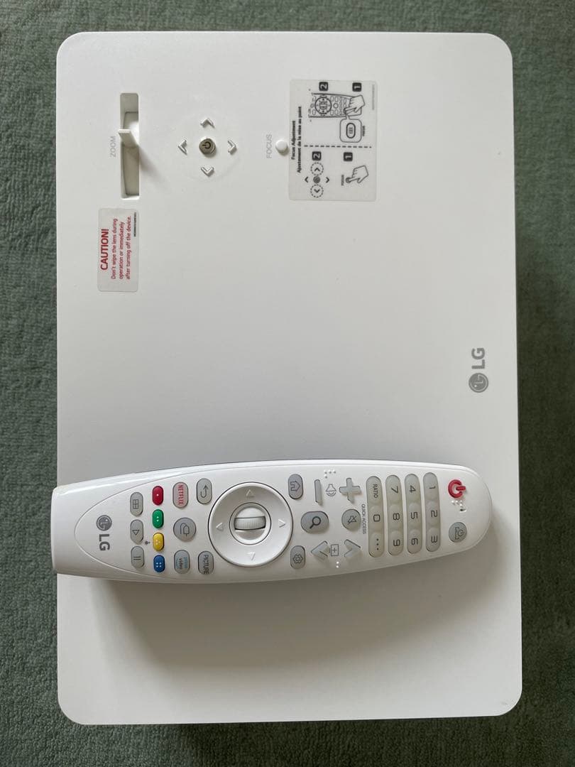 LG Cine Beam HU70LS 4K対応プロジェクター