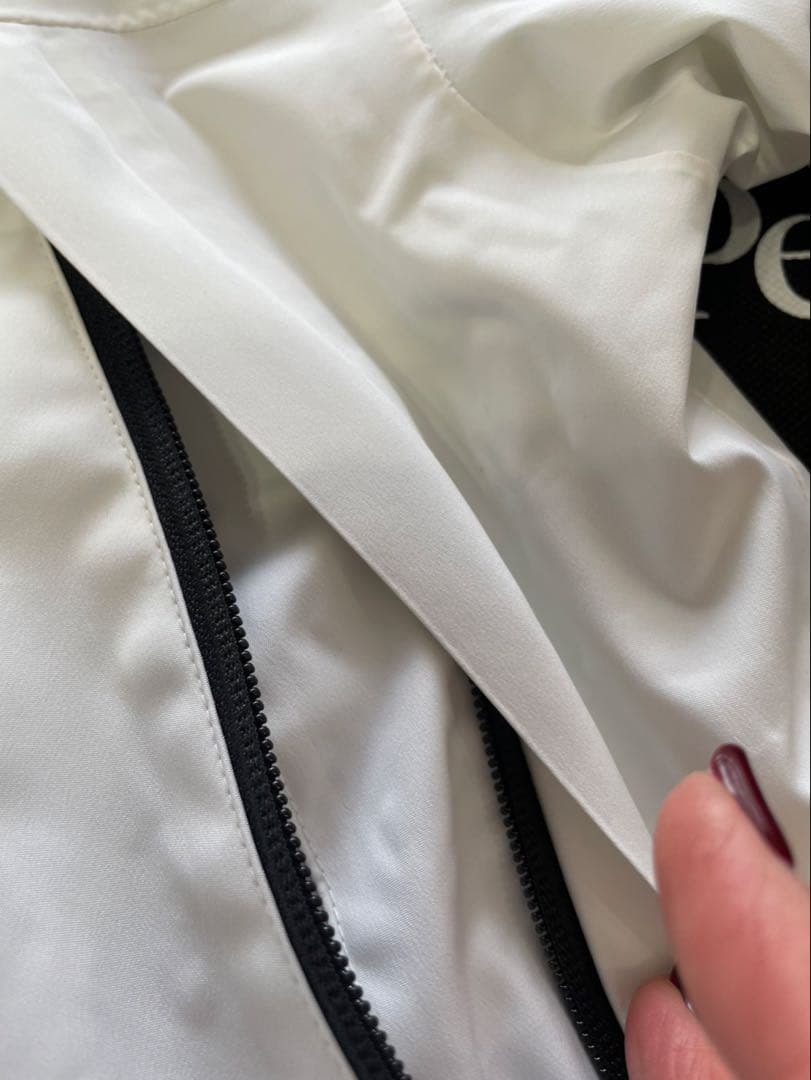 ピークパフォーマンス　スノージャケット　ホワイト