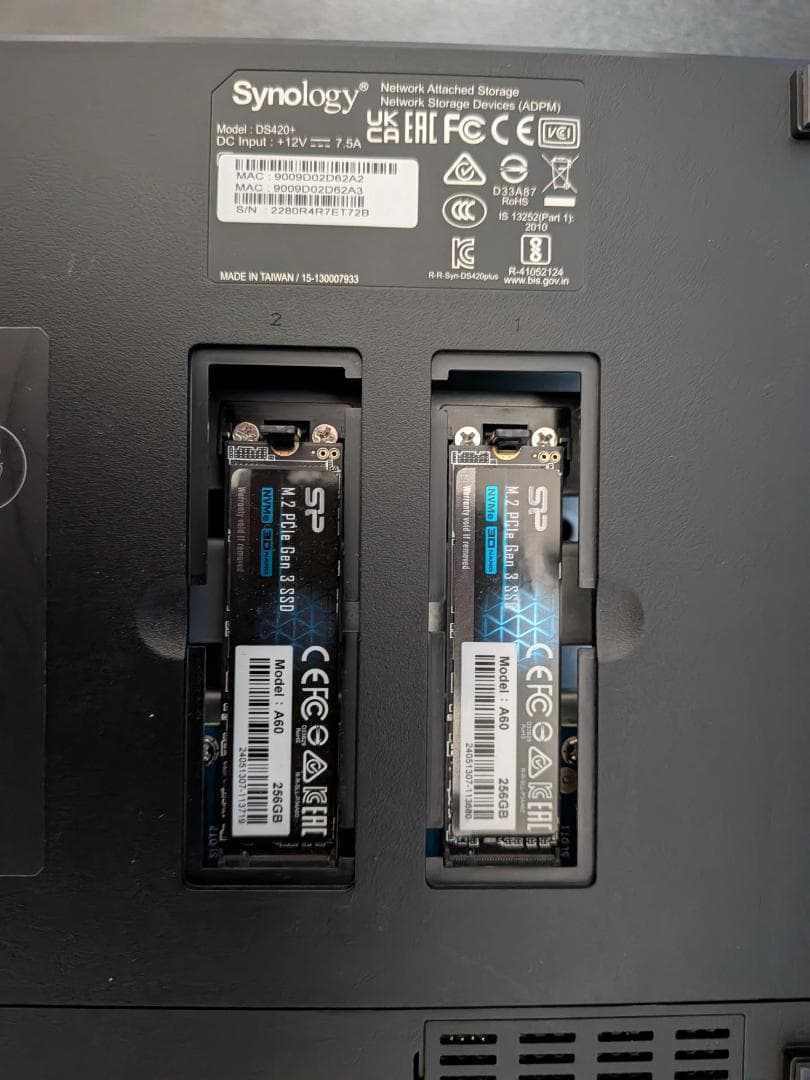 Synology DS420+ & HAT3300-4T ×4 & SSD×2