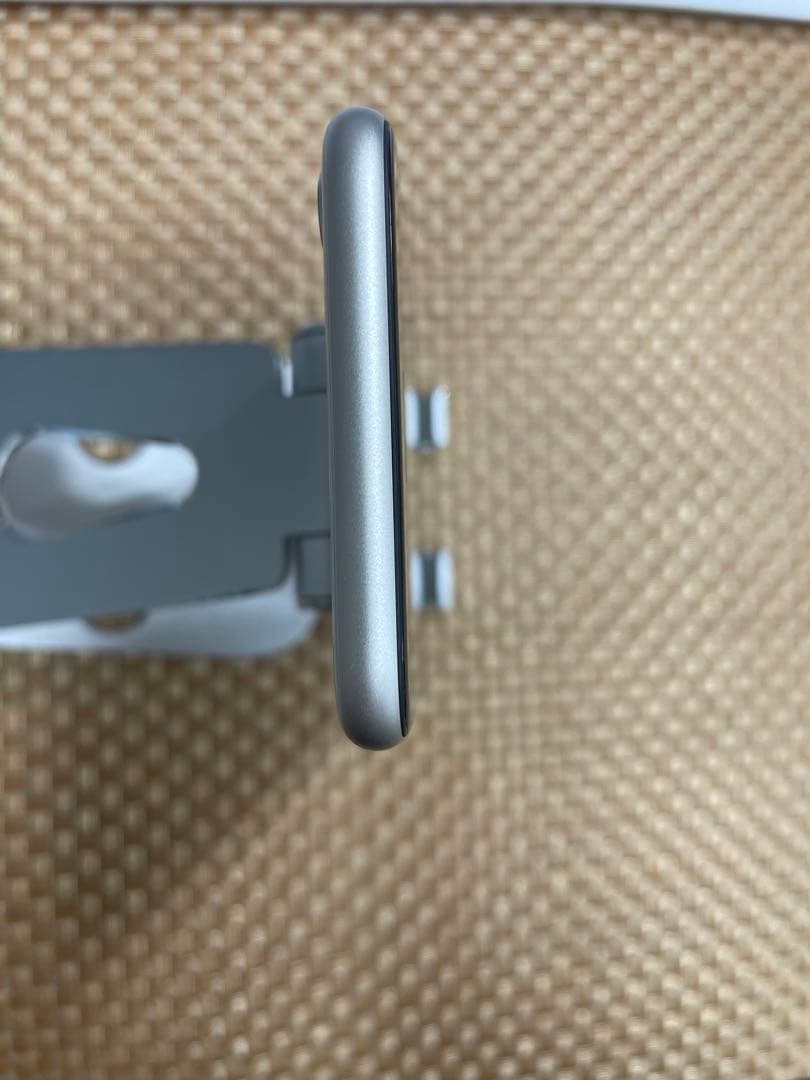 iPhone SE 第3世代 128 GB スターライトSIMフリー【7448】