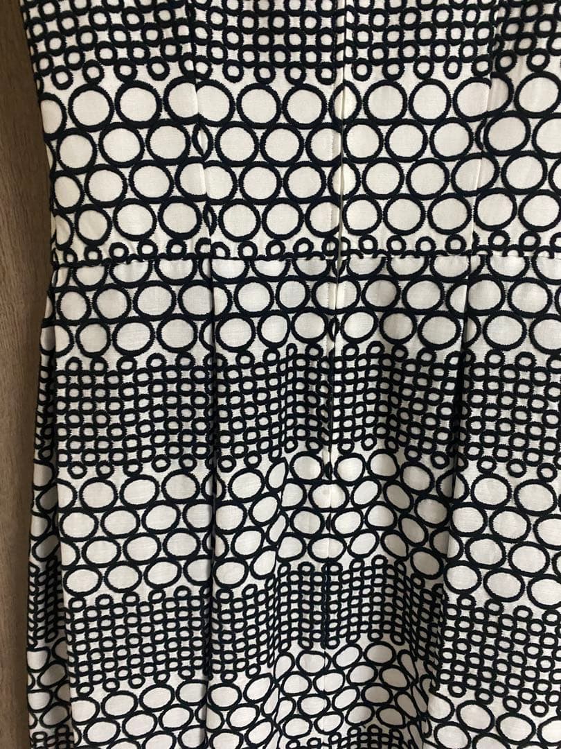 ルネ　ノースリーブひざ丈ワンピース 白黒ドット刺繍　36 訳あり