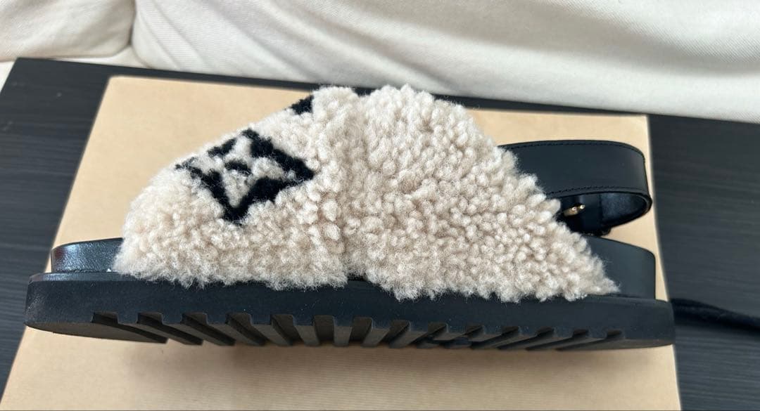 LOUIS VUITTON ルイヴィトン　ロゴ刺繍サンダル　秋冬用　36.5