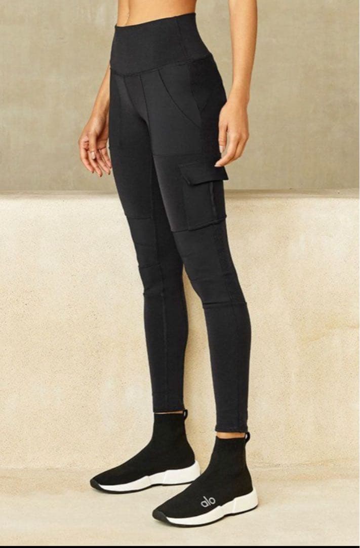 ヨガ・ピラティス Alo yoga The High-Waist Cargo Legging