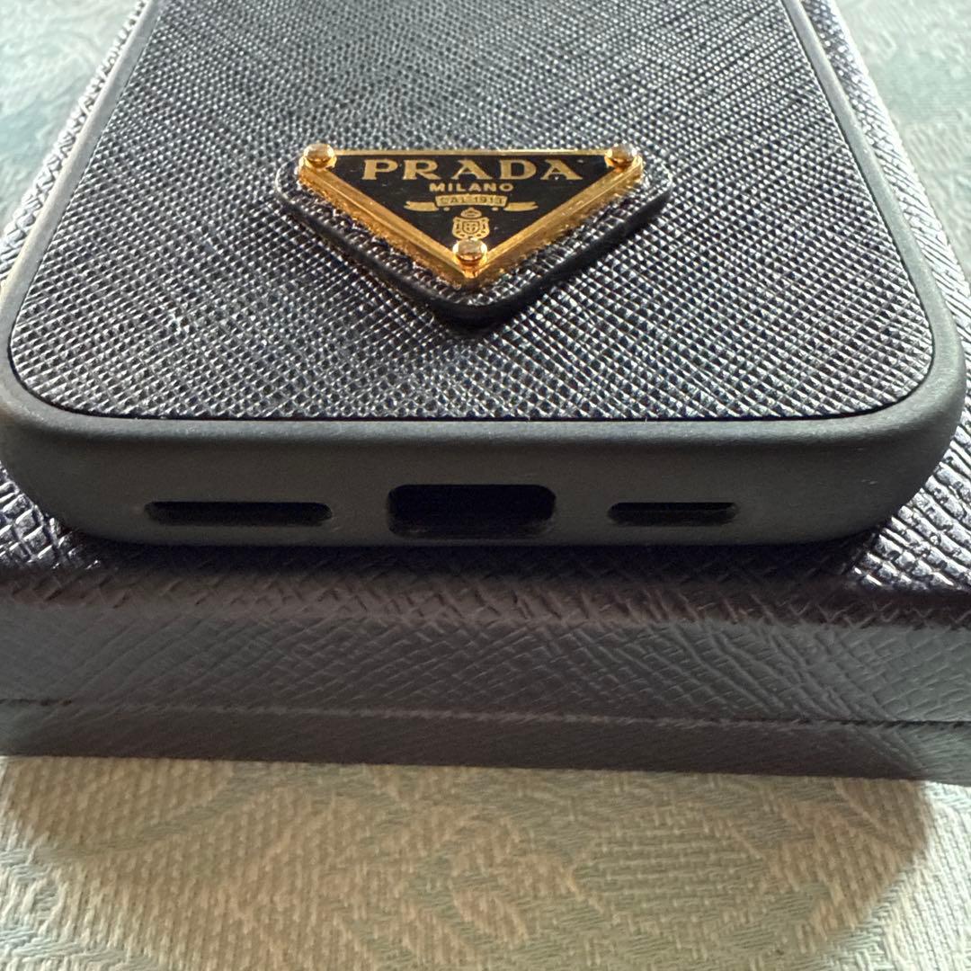プラダ iPhone16 pro max サフィアーノ レザー スマホ ケース