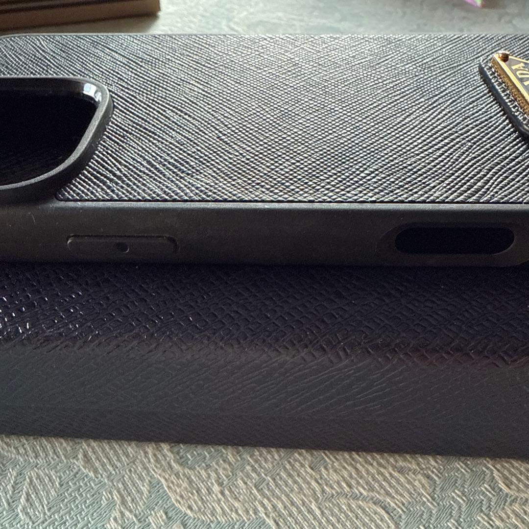 プラダ iPhone16 pro max サフィアーノ レザー スマホ ケース