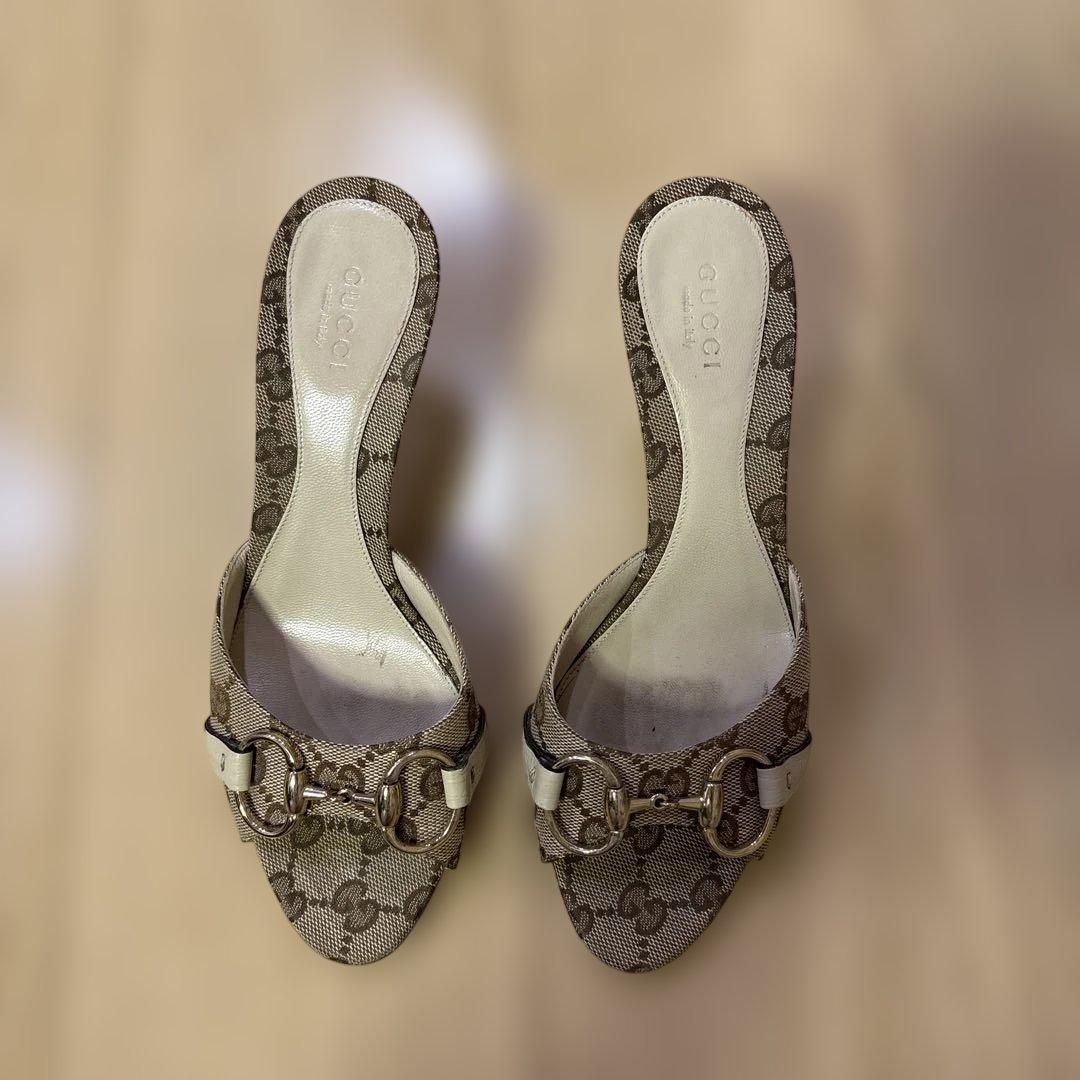 GUCCI ベージュ ロゴサンダル