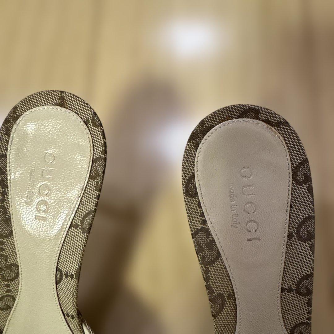 GUCCI ベージュ ロゴサンダル