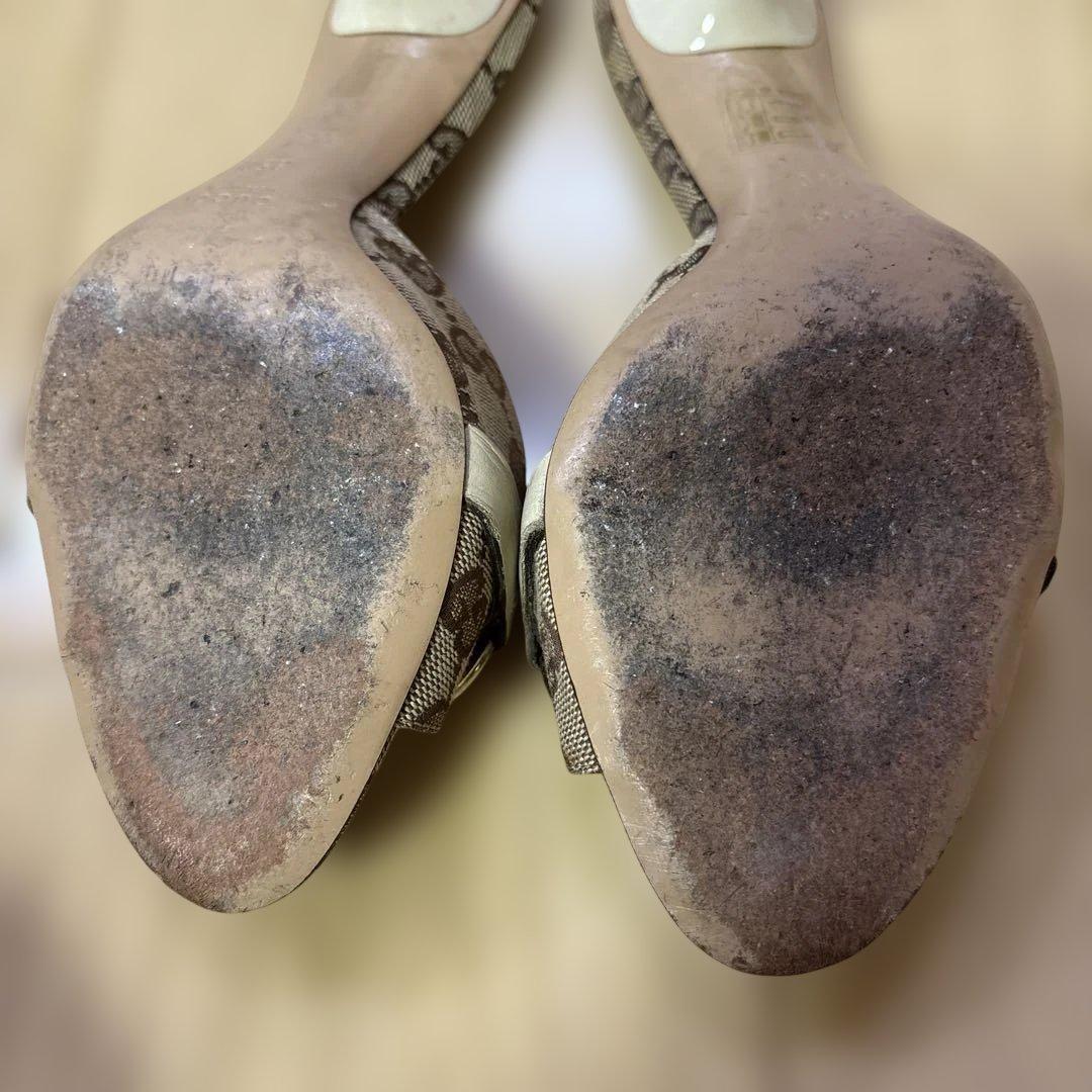 GUCCI ベージュ ロゴサンダル